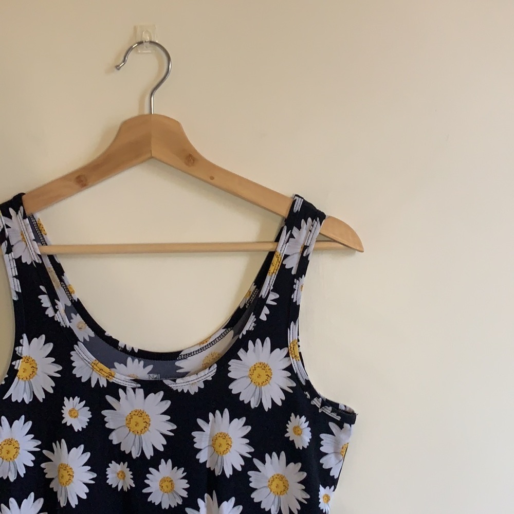 No Boundaries Black Sunflower Pattern Tank Top - Picture 2 of 9